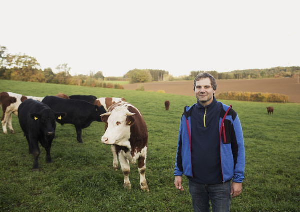 KI generiert: Das Bild bewirbt das 30-jährige Jubiläum eines Unternehmens und bietet die Chance, 30 Mal 3 Gewürzmischungen zu gewinnen. Es zeigt zudem eine Speise als Anregung, mit den bereitgestellten Rezepten zu kochen.