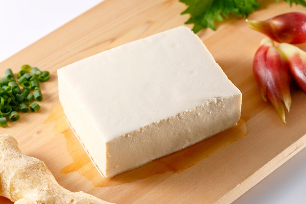 KI generiert: Das Bild zeigt mehrere junge Keimlinge, die in Erde gepflanzt sind. Der Hauptinhalt des Bildes ist das frische Wachstum der Pflanzen.