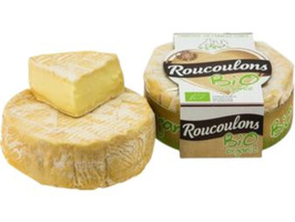 KI generiert: Käse Roucoulons Bio in Originalverpackung, daneben ein ganzer Laib mit einem Stück darauf.