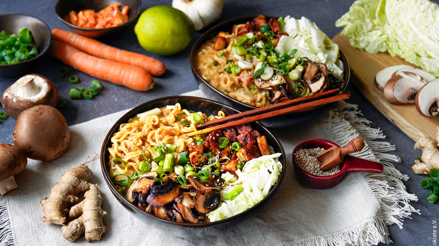 Rezeptbild für Thai-Ramen mit Pilzen und knusprigem Tofu