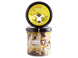 KI generiert: Auf dem Bild sind zwei Käselaibe abgebildet, einer ganz und der andere aufgeschnitten. Beide tragen ein Etikett mit der Aufschrift "Gouda".