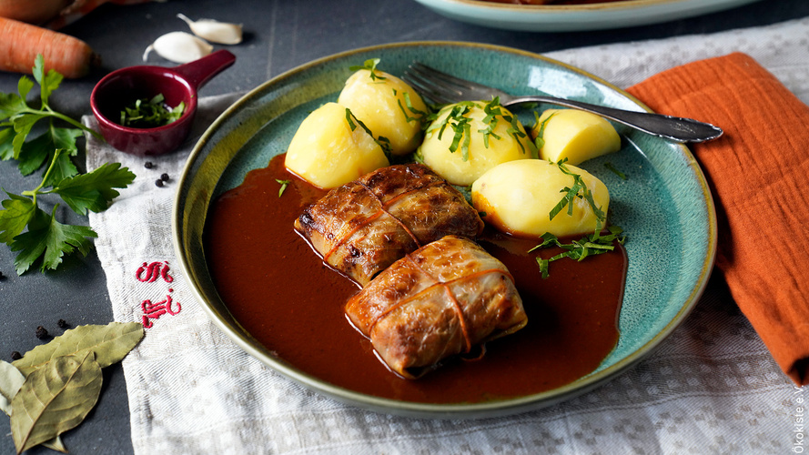 Rezeptbild für Vegane Kohlrouladen  mit Bratensoße & Kartoffeln