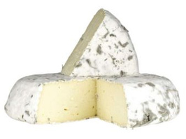 KI generiert: Weißer, geschimmelter Käse mit einem Stück herausgeschnitten.