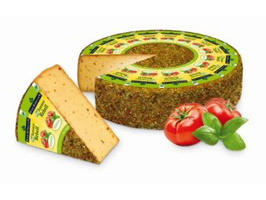 KI generiert: Ein großer Radkäse mit einem herausgeschnittenen Stück, Tomaten und Basilikum daneben. Text: "Bergkäse Tomate-Basilikum".