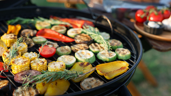 KI generiert: Gegrilltes Gemüse mit frischen Kräutern auf einem Grill.