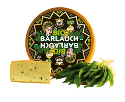KI generiert: Ein großer Bio-Bärlauchkäse mit geschnittenem Stück und frischem Bärlauch. Text: "BIO BÄRLAUCH".