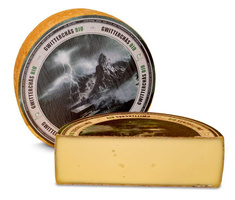 KI generiert: Ein Laib Gwitterchäs Bio-Käse, teilweise angeschnitten.