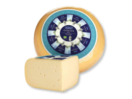 KI generiert: Das Bild zeigt ein großes Käsestück mit einem herausgeschnittenen Teil, wodurch die gelbliche Innenstruktur sichtbar wird. Der Hauptinhalt des Bildes ist der Käse.