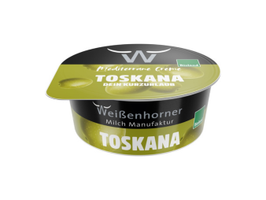 KI generiert: Grüne Joghurtverpackung der Weißenhorn Milch Manufaktur mit der Aufschrift "Toskana Dein Kurzurlaub".