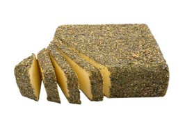 KI generiert: Ein Stück Käse, mit Kräutern bedeckt, teilweise in Scheiben geschnitten.