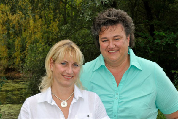 KI generiert: Das Bild bewirbt das 30-jährige Jubiläum eines Unternehmens und bietet die Chance, 30 Mal 3 Gewürzmischungen zu gewinnen. Es zeigt zudem eine Speise als Anregung, mit den bereitgestellten Rezepten zu kochen.