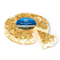 KI generiert: Ein runder Käse mit Kräuterkruste, ein Stück fehlt. Text: "Bio-Gambrinus".