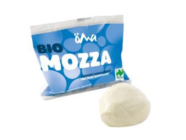 KI generiert: Eine Packung Bio-Mozzarella mit einem Stück Käse daneben. Text: "BIO MOZZA", "Für deine Bio-Momente".