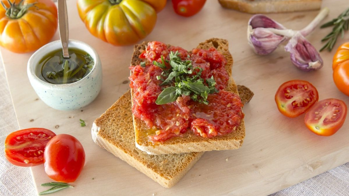 KI generiert: Das Bild zeigt eine Schüssel mit einem bunten Salat aus Rote-Bete-Scheiben, Karottenstreifen, Feldsalat, gehackten Nüssen und einem Klecks Sahne oder Joghurt in der Mitte. Der Salat liegt auf einem Holztisch.