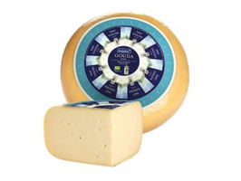 KI generiert: Ganze und angeschnittene Gouda-Käse-Laibe mit Labeltext "Junge Bio-Gouda".