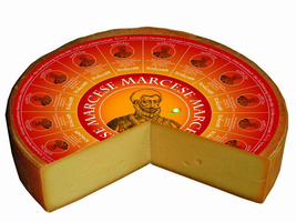KI generiert: Ein kreisrunder Käse mit rotem Etikett und Text "MARCESE". Ein Stück ist herausgeschnitten.