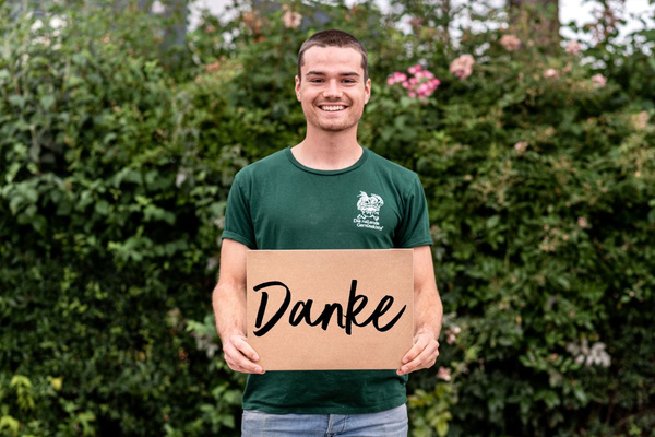 KI generiert: Das Bild bewirbt das 30-jährige Jubiläum eines Unternehmens und bietet die Chance, 30 Mal 3 Gewürzmischungen zu gewinnen. Es zeigt zudem eine Speise als Anregung, mit den bereitgestellten Rezepten zu kochen.