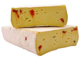 KI generiert: Das Bild zeigt ein großes Käsestück mit einem herausgeschnittenen Teil, wodurch die gelbliche Innenstruktur sichtbar wird. Der Hauptinhalt des Bildes ist der Käse.