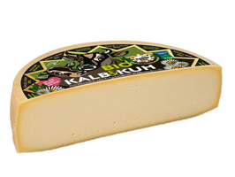 KI generiert: Das Bild zeigt ein Glas mit einem Lebensmittelprodukt namens "Wilde Weidekuh Carlo" in der Geschmacksrichtung "Curry & Dattel". Auf dem Etikett des Glases ist eine stilisierte Kuh abgebildet.