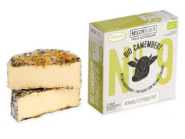 KI generiert: Zwei Stücke Bio Camembert mit Kräutern, Verpackung daneben: "Bio Camembert No. 9" von Milchwuben.