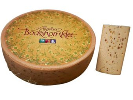 KI generiert: Ein Laib Bockshornklee-Käse mit einem angeschnittenen Stück. Text: "Allgäuer Bockshornklee".