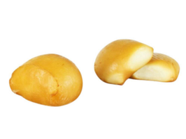 KI generiert: Das Bild zeigt ein Stück Blauschimmelkäse. Der Käse hat eine helle Farbe mit blauen Adern.