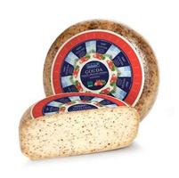 KI generiert: Ein Laib Gouda-Käse mit einem Stück abgeschnitten. Text: "Gouda".