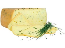 KI generiert: Käse mit Kräutern, einige Scheiben abgeschnitten, garniert mit frischem Schnittlauch.