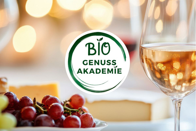 KI generiert: Ein Glas Wein, Trauben und Käse. Text: "BIO GENUSS AKADEMIE".