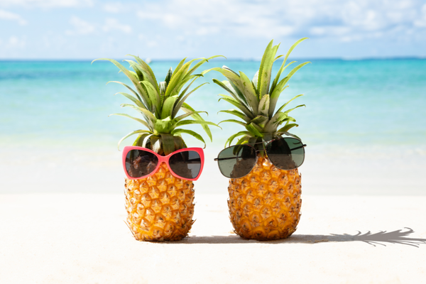 KI generiert: Das Bild zeigt ein hölzernes Brett mit einer Auswahl an verschiedenen Käsesorten, Trauben, Nüssen und Baguettescheiben. Daneben stehen zwei Weingläser, eines davon mit Rotwein gefüllt.