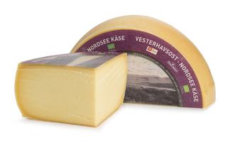 KI generiert: Ein Laib Käse namens "Nordsee Käse Vesterhavsost" ist aufgeschnitten.