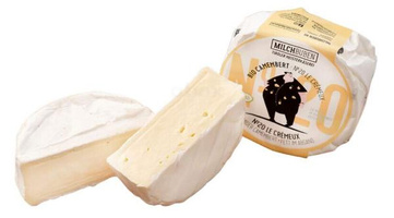 KI generiert: Ein aufgeschnittener Camembert und die Verpackung von "Milchbuben Bio Camembert N°20 Le Crémeux".