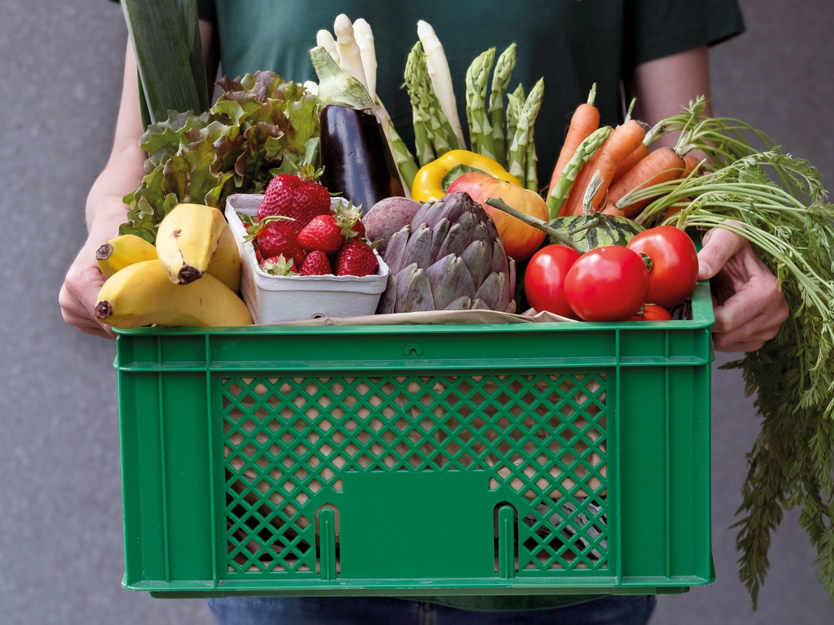 Ökokiste mit Obst und Gemüse