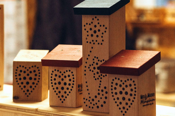 KI generiert: Das Bild bewirbt das 30-jährige Jubiläum eines Unternehmens und bietet die Chance, 30 Mal 3 Gewürzmischungen zu gewinnen. Es zeigt zudem eine Speise als Anregung, mit den bereitgestellten Rezepten zu kochen.