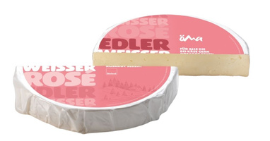 KI generiert: Runder, halber Camembert-Käse mit rosa Etikett. Text: "Edler Weisser" und "Öma".