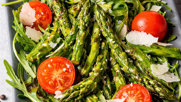 Rezeptbild für Warmer Spargelsalat mit Rucola und Parmesan