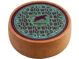 KI generiert: Ein Laib Käse mit der Aufschrift "BIOWILD WILDE HILDE" oben auf dem Etikett.