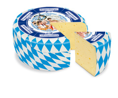 KI generiert: Ein runder, teilweise aufgeschnittener Laib Oktoberfest-Käse mit blau-weißer Verpackung. Text: "Roggenburger Bio".