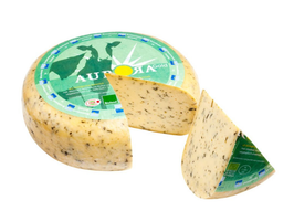 KI generiert: Auf dem Bild sind zwei Käselaibe abgebildet, einer ganz und der andere aufgeschnitten. Beide tragen ein Etikett mit der Aufschrift "Gouda".