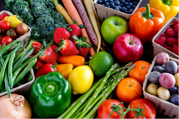 KI generiert: Ein Arrangement von frischem Obst und Gemüse, darunter Paprika, Erdbeeren und Äpfel.