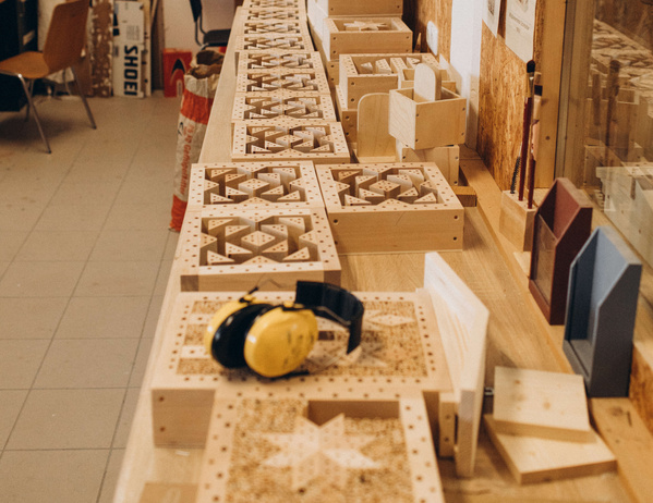 KI generiert: Eine Werkbank mit Holzteilen und einem gelben Gehörschutz.