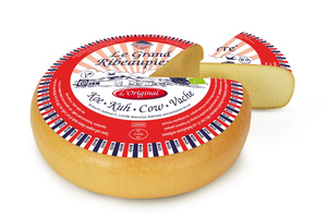 KI generiert: Ein runder, angeschnittener Schimmelkäse mit weicher, cremiger Textur.