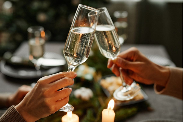 KI generiert: Das Bild bewirbt das 30-jährige Jubiläum eines Unternehmens und bietet die Chance, 30 Mal 3 Gewürzmischungen zu gewinnen. Es zeigt zudem eine Speise als Anregung, mit den bereitgestellten Rezepten zu kochen.