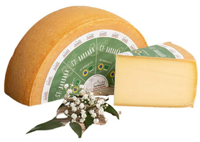 KI generiert: Ein halber Käse mit der Aufschrift "St. Barbara" und Blumenarrangement.