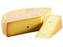 KI generiert: Ein halber Laib Käse mit einem ausgeschnittenen Stück, das die glatte, gelbe Innenseite zeigt.
