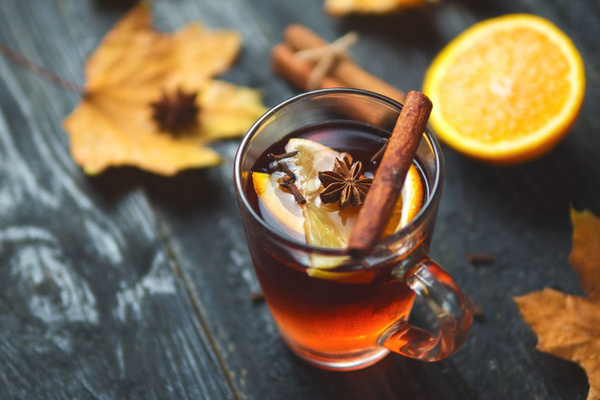 KI generiert: Das Bild zeigt zwei Personen in grüner Arbeitskleidung, die lächelnd eine Kiste mit frischem Obst und Gemüse halten. Im Hintergrund sind weitere Kisten mit Tomaten, Äpfeln und Salat zu sehen, was auf ein Lager oder eine Verkaufsstelle für frische Lebensmittel hinweist.