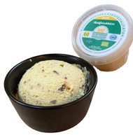 KI generiert: Schüssel mit Kräuter-Frischkäse und dazugehörigem Verpackungsdeckel. Text: "Weißenberger Käsespezialitäten".