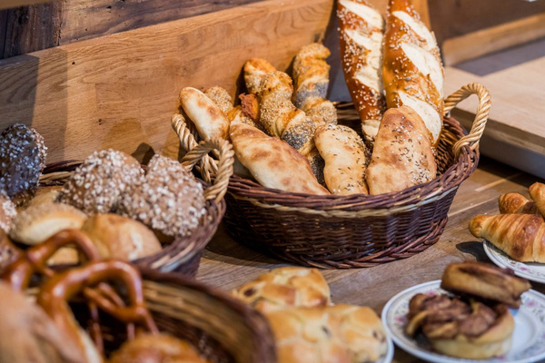 KI generiert: Das Bild bewirbt das 30-jährige Jubiläum eines Unternehmens und bietet die Chance, 30 Mal 3 Gewürzmischungen zu gewinnen. Es zeigt zudem eine Speise als Anregung, mit den bereitgestellten Rezepten zu kochen.