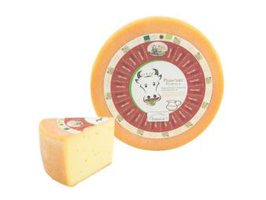 KI generiert: Auf dem Bild sind zwei Käselaibe abgebildet, einer ganz und der andere aufgeschnitten. Beide tragen ein Etikett mit der Aufschrift "Gouda".