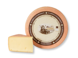 KI generiert: Das Bild zeigt ein Glas mit einem Lebensmittelprodukt namens "Wilde Weidekuh Carlo" in der Geschmacksrichtung "Curry & Dattel". Auf dem Etikett des Glases ist eine stilisierte Kuh abgebildet.